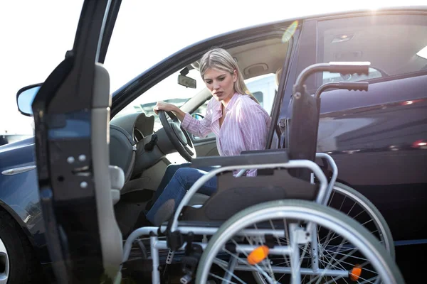 Junge Behinderte Frau Bereitet Sich Auf Positionswechsel Vom Fahrersitz Den — Stockfoto