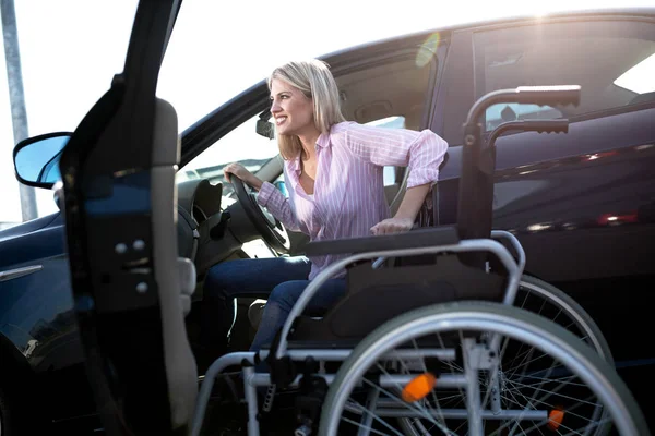 Junges Mädchen Mit Körperteil Behinderung Wechselt Den Rollstuhl — Stockfoto