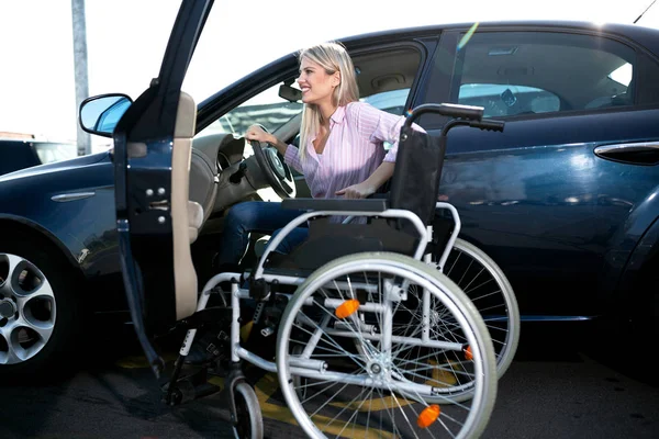 Blondes Mädchen Mit Verlust Der Beinfunktion Sitzt Auto Auf Behindertenparkplatz — Stockfoto