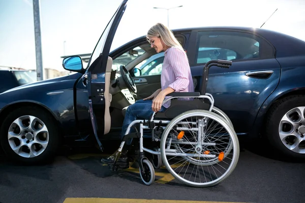 Att Göra Ett Drag Från Bilen Till Rullstolen Personer Med — Stockfoto