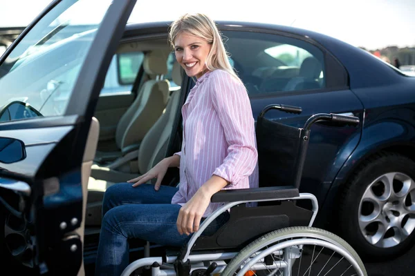 Disabled Woman Making Safe Approach Her Automobile Parking Space Physically — Stock Photo, Image