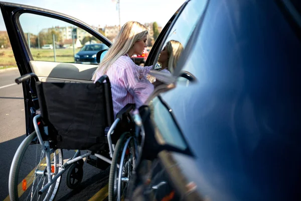 Körperlich Behinderte Person Die Versucht Ihr Fahrzeug Betreten Sicherheit Behinderter — Stockfoto