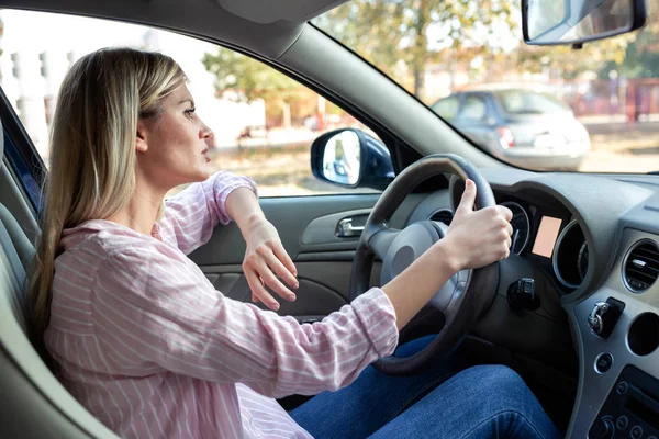 Onun lüks otomobil vites geçiş rahat sürücü 
