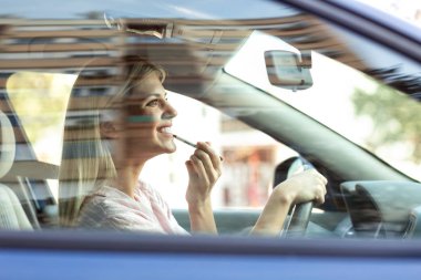 Onu ve diğer herkes herkes potansiyel bir tehlike yerleştirerek sürüş sırasında yanlış yerleştirilmiş öncelikleri 