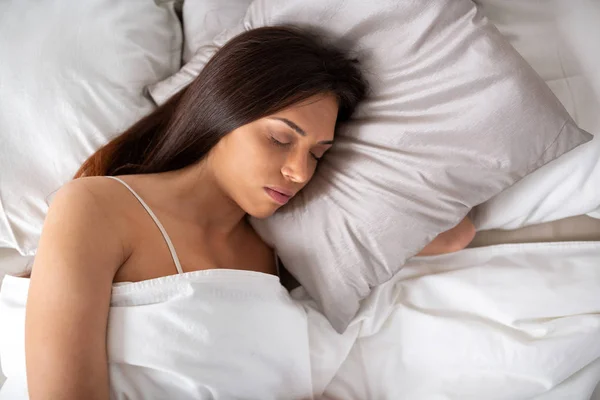 Mooie Vrouw Met Zoete Dromen Als Haar Bed Slaapt — Stockfoto