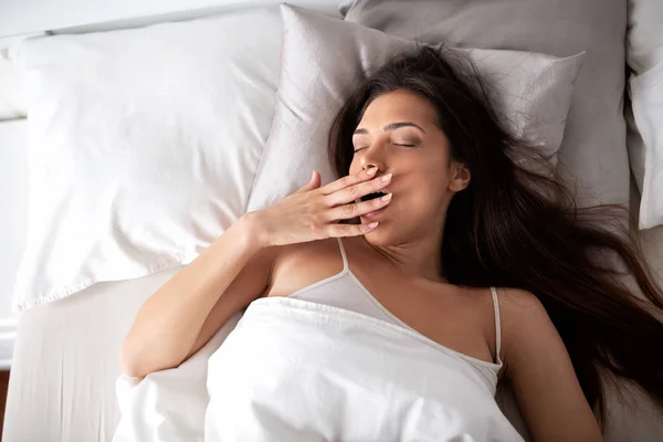 Mooi Meisje Haar Warme Bed Geeuwen Als Zachtjes Wakker — Stockfoto