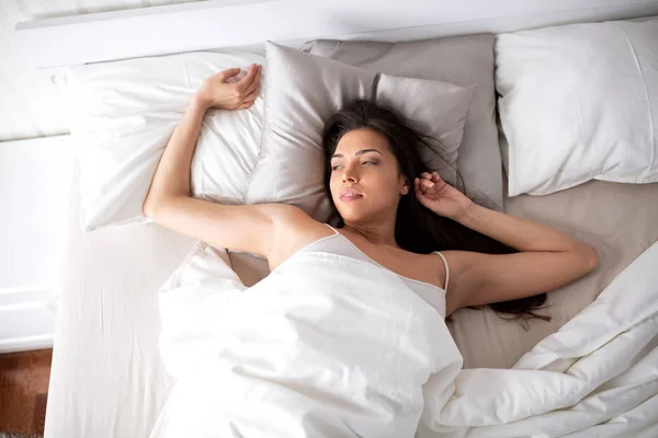 Mulher Bonita Acordando Relaxante Sua Cama Casa — Fotografia de Stock