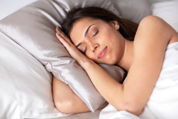 彼女の枕の光を押しながらすやすや眠る 茶色の髪の女の子 — ストック写真