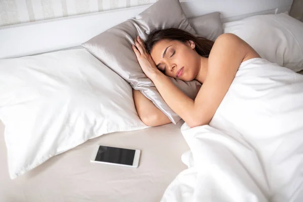 Moe Van Mooie Jonge Vrouw Bed Met Haar Mobiele Telefoon — Stockfoto