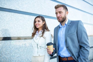 Bir kahve mola verme çalışma ortakları 