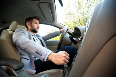 Şık giyimli adam vites 