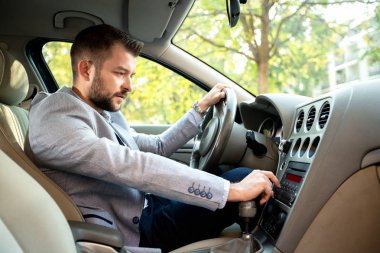 Radyo istasyonu kontrol keskin giyimli adam 