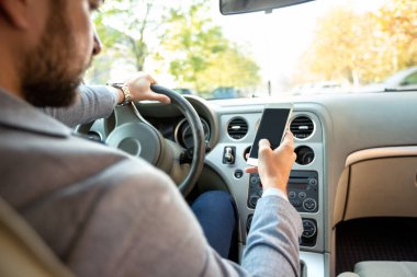 Genç adam potansiyel tehdit farkında olmak o yaratıyor