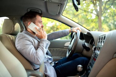 Genç ihmalkar adam cep telefonundan bahsediyoruz 