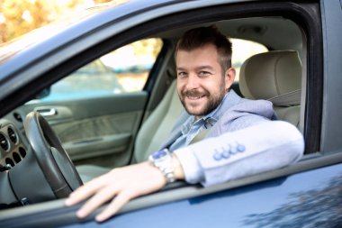 Fantezi gri elbiseli adam genç sakallı 