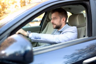 Fantezi gri elbiseli adam genç sakallı 