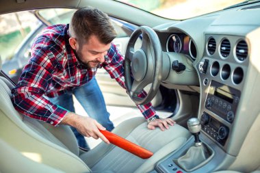 Genç adam araba tozdan Temizleme 