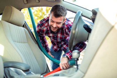 Yakışıklı genç elektrikli koltuk Temizleme