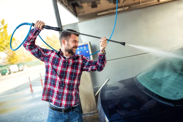 Hombre Guapo Lavando Coche Usando Sólo Una Pistola Aerosol — Foto de Stock