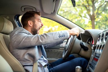 Direksiyonun arkasında üzgün sürücü