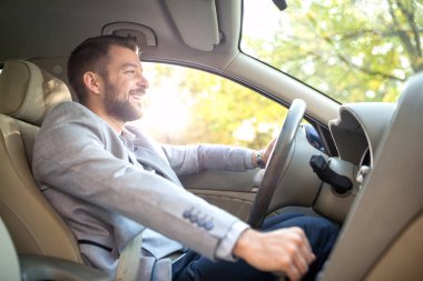 Onun tarafında güneş ışığı ile mutlu adam