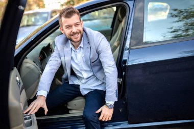 Çekici genç adam onun arabadan