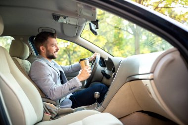 Kahve içme ve sürüş genç adam