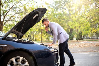 Zavallı bir adamla yolda mahsur bırakarak aşağı süslü yeni araba kırdı 