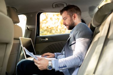 Binbaşı oyuncu toplantı için hazırlanıyor 