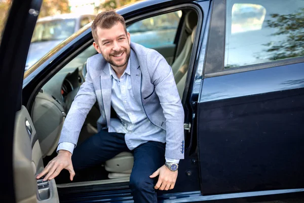 Charmante jonge man uit zijn auto — Stockfoto