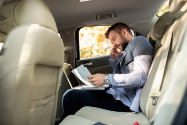 İş kağıtları arabanın arkasında analiz 