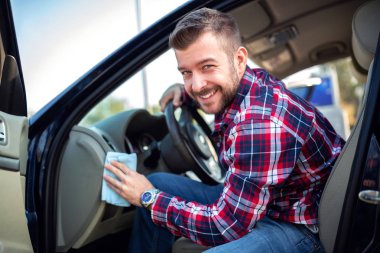 Renkli kare gömlekli çekici adam