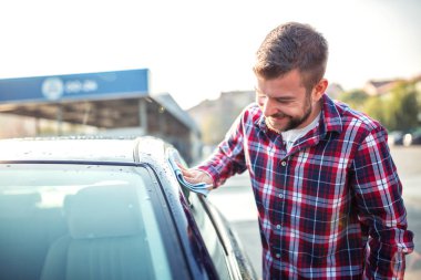 Arabası ile aşık genç adam 