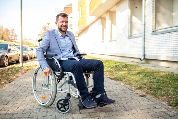 Unga rörelsehindrade mannen i sin rullstol — Stockfoto