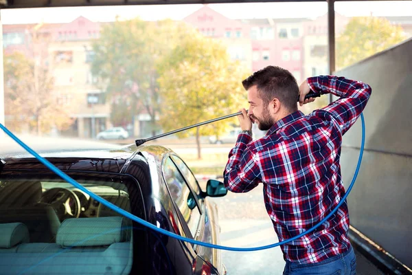 Lavando todos los pequeños puntos de su coche — Foto de Stock