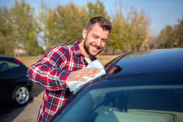 Garder le capot de la voiture brillant — Photo