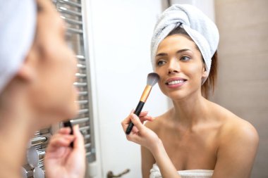 Onun makyajı sabitleme Neat kadın