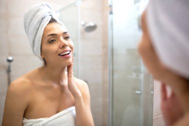 Seksi kadın alma bakım arasında ona yüz