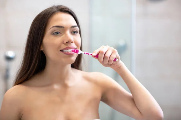 Wanita yang menarik menyikat giginya — Stok Foto