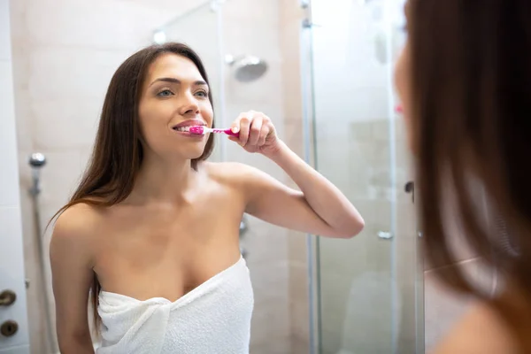 Gadis kuliahan menerapkan gigi sehat menggosok kebiasaan — Stok Foto