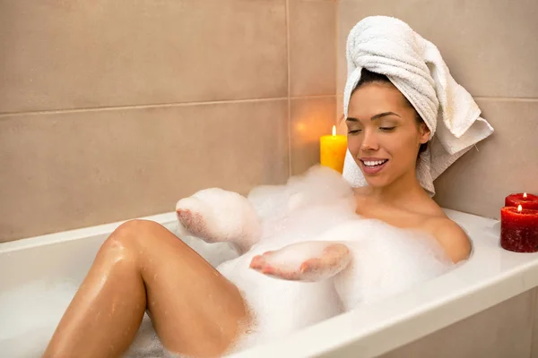 Sexy chica jugando con espuma en una bañera —  Fotos de Stock