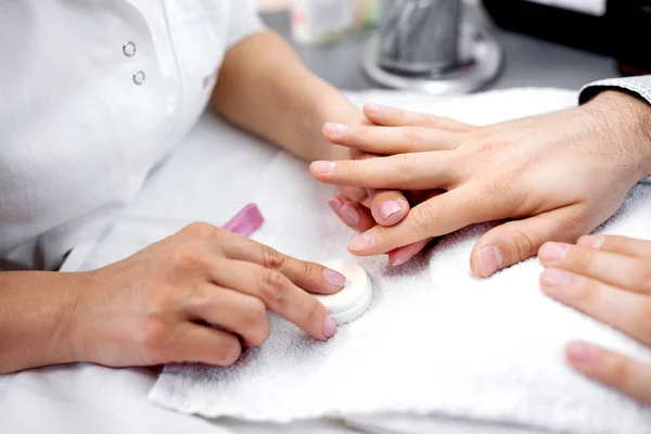 Nagelpflege und Maniküre, Behandlung der Hände des Mannes — Stockfoto