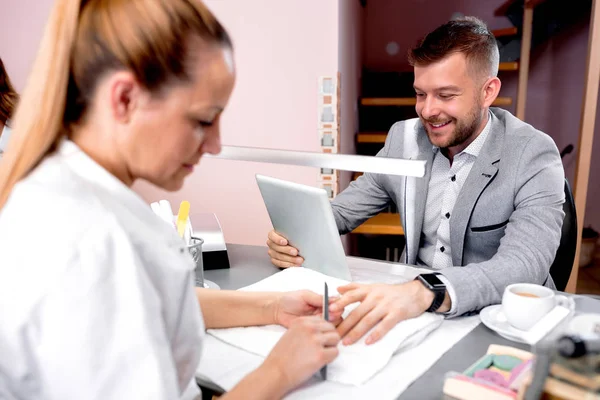 Przystojny facet mający zabieg manicure — Zdjęcie stockowe