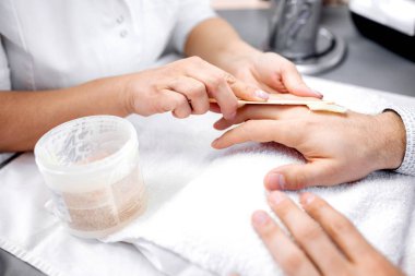 Manikür, herkesin düzenli bakım rutininin bir parçası, anne.