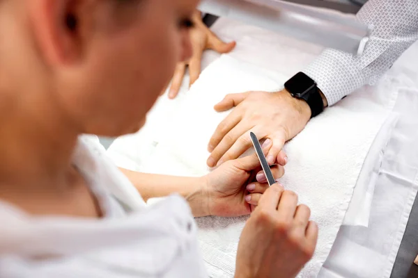 Manucure expérimenté limer les ongles et faire de leur forme un — Photo