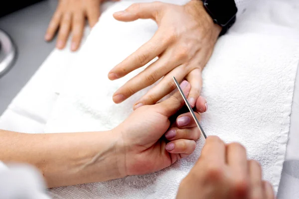 Manikúra pro muže, léčba ručních nehtů — Stock fotografie