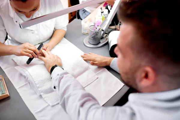 Tratamiento de manicura con tablero de esmeril — Foto de Stock