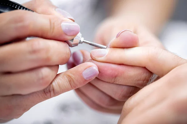 Gros plan du traitement de manucure de la cuticule de l'ongle — Photo