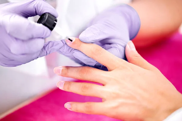 La aplicación de uñas un pulidor en las uñas de la mano — Foto de Stock