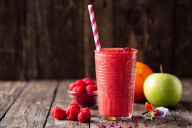 Son derece besleyici smoothie içecek yüzde yüz natur olduğunu